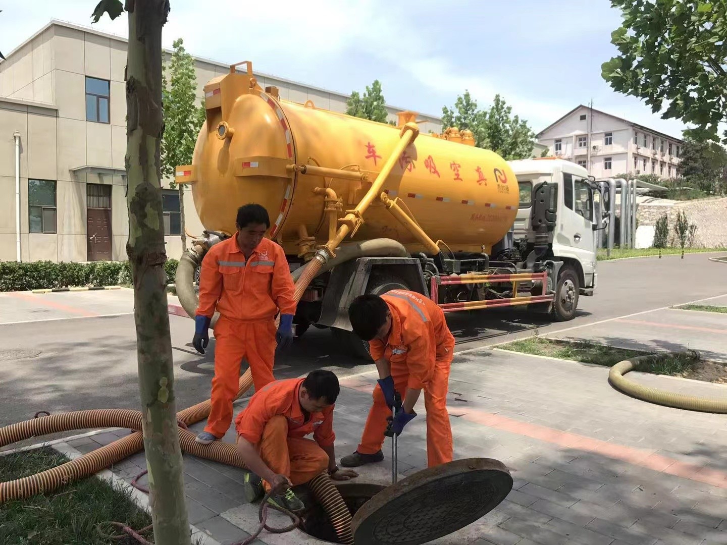 潭牛镇管道疏通车停在窨井附近