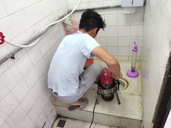 潭牛镇管道堵塞冒臭气 专业师傅现场解决问题