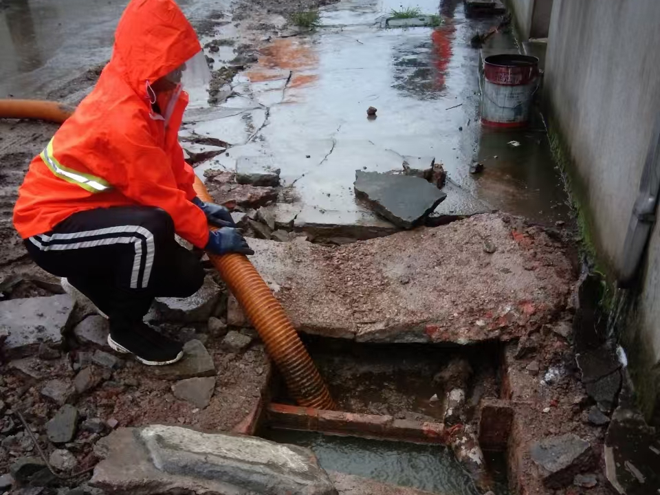 潭牛镇专业清理污水池 炜誉市政以规范流程守护城市 “肠道”